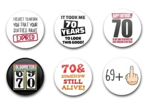 25 mm 1" KNOPFABZEICHEN X6 GEBURTSTAG MEILENSTEINE ALTER 70 - Bild 1 von 1