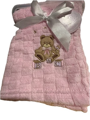 УЮТНЫЙ РЕБЕНОК УДОБНЫЙ МЯГКИЙ РОЗОВЫЙ ОДЕЯЛО АППЛИКАЦИЯ ПЛЮШЕВЫЙ МЕДВЕДЬ БЛОКИ ПОГРЕМУШКА НОВЫЙ С ЯРЛЫКАМИ - Изображение 1 из 4