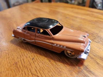Dinky Toys Atlas 1:43 Buick Roadmaster GM 24V 4 Peach/ black roof - Image 1 of 4