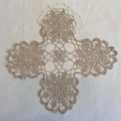 Antigo Vintage LINHO Crochê Tatuado à Mão Quatrefoil Tabletop Guardanapo Creme Muito Bom Estado - Imagem 1 de 4