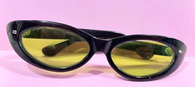 Vintage Black Plastic Pointy Cat Eye Glasses Eyeglasses Sunglasses Green Lenses - Image 1 of 4