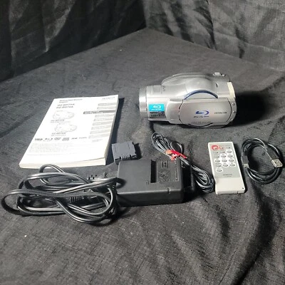 Hitachi Bd Video Camera Blu-Ray Disc Dz-Bd70A w Manual Battery Charger & Remote - Image 1 of 4
