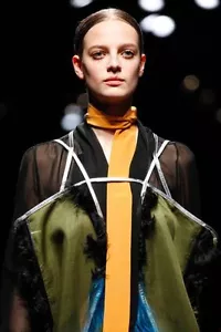 Prada F/W 2014 Runway Bernstein Senfgelb Seide Skinny Schal ~Neu mit Etikett~ - Bild 1 von 9