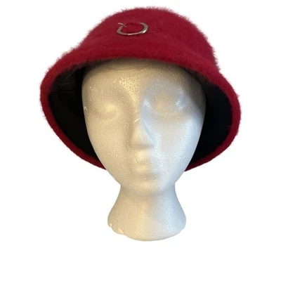 Sombrero de colección Ophelie Montreal rojo angora piel de conejo hebilla plateada sombrero cubo Foto 1 de 4