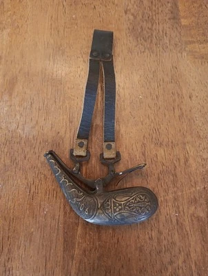 Frasco de pólvora negro grabado en bronce islámico persa antiguo raro  Foto 1 de 4