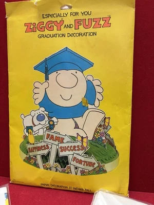 Lote de 3 decoraciones de graduación de mesa Ziggy 1982 American Greetings Foto 1 de 4