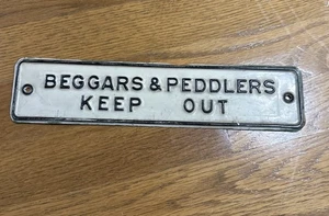 "SIGNO DE METAL VINTAGE MENDIGOS Y VENDEDORES AMBULANTES MANTENER FUERA 2,5"" X 11"" muy buen estado" - Imagen 1 de 11
