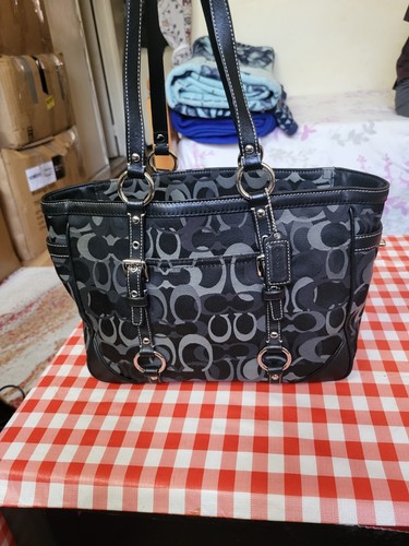 NEW WITHOUT TAGS A Black Coach Signature Hand Bag. F15669