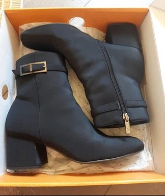 Unisa Black Ankle Boots Zippered Block Heel Size 9 Women's - Image 1 of 4