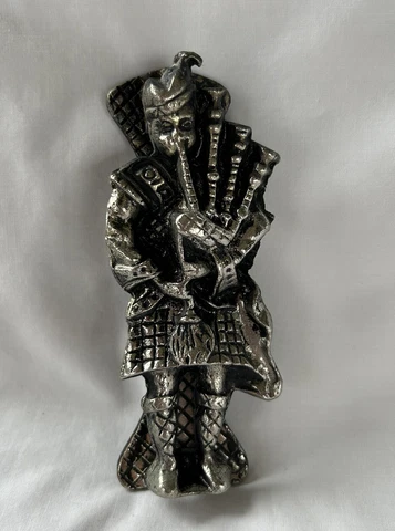 Vintage Scottish Highlander in Kilt Playing Bagpipes Metal Door Knocker 5.5" Cover
