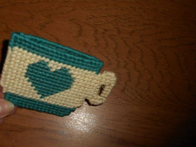 ÍMÃ DE GELADEIRA PORTA-CARTÃO PRESENTE COPO VERDE AZUL E CREME (NOVO) - Imagem 1 de 2