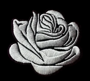 APLICACIÓN DE PARCHE DE HIERRO - Flor de rosa gris 3 x 2+5/8 pulgadas - Imagen 1 de 3