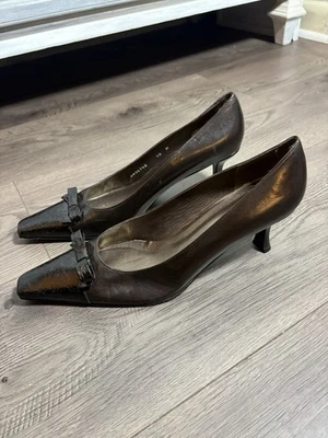 Stuart Weitzman Brown Patent Leather Croc Pointed Toe Bow Kitten Heels Twee Prep - Image 1 of 4