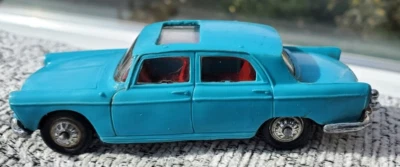 Muy Raro Azul 1:43 NOREV Nº51 Les Miniatures De Plastic Peugeot 404 Code3 Foto 1 de 4