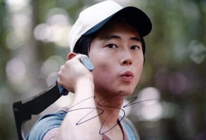 Steven Yeun TWD "Glen" original signiertes Foto 20 x 30 cm - Picture 1 of 1