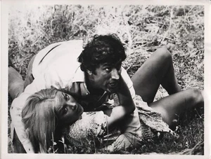 BARBARA BOUCHET & LANDO BUZZANCA en "Il Debito Coniugale" - Foto Original 1970 - Imagen 1 de 1
