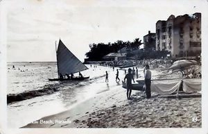 # B2118   HONOLULU,  HI.  REAL  PHOTO    POSTCARD,   WAIKIKI    BEACH - Picture 1 of 2