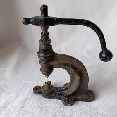 ANCIENNE RIVETEUSE D'ETABLI EN ACIER ET FONTE - Photo 1/4