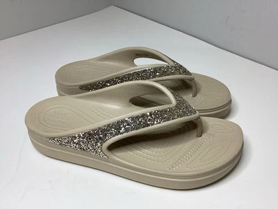 Sandalias de cuña Crocs para mujer talla 9 Sloane Chai doradas brillantes chanclas XUC Foto 1 de 4