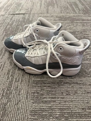 Jordan 6 Rings Shoes Kids Size 12C White Cool Grey Patent Leather 323432-121 - Imagem 1 de 4