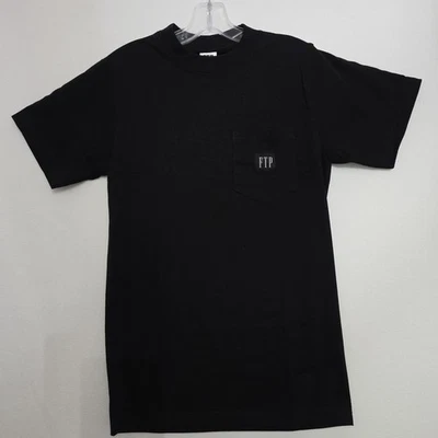 Camiseta negra de manga corta con bolsillo FTP para hombre talla pequeña Foto 1 de 4