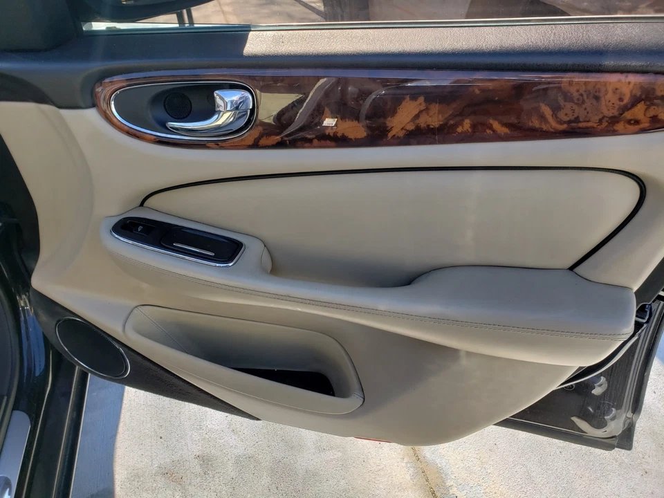 2004-05-06-07-08-2009 JAGUAR XJ8 VANDEN PLAS RIGHT FRONT INTERIOR DOOR PANEL SEL - Image 1 of 1