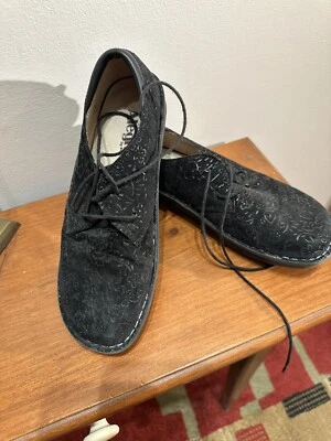 Sapato de cadarço Alegria 38 preto floral camurça em relevo - Imagem 1 de 4