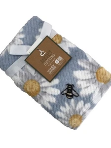 New Deborah Connolly 2 Tip Hand Towels Soft Blue Daisy Bees Beautiful - Picture 1 of 3