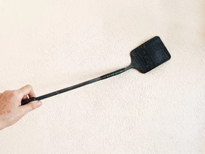 Vintage Fly Swatter gomma primitivo casale strumento rustico cabina arredamento antico - Foto 1 di 6