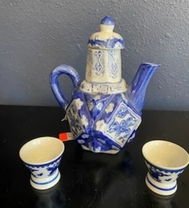 Vintage 1990s Chinoiseries Long Neck White & Blue Floral Teapot w /2 Cups - Picture 1 of 8