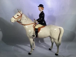 BESWICK HUNTSWOMAN ON GREY HORSE 1730 - PERFECT - Picture 1 of 2