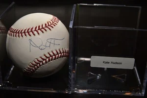 Béisbol RAWLINGS firmado autografiado por KATE HUDSON - Imagen 1 de 2