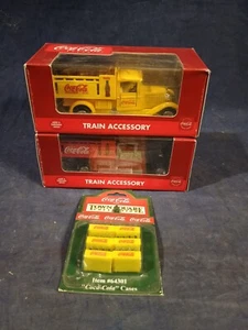 ACCESSORIO TRENO VINTAGE (2) Coca-Cola barile giallo - e camion consegna argento ~nuovo con scatola - Foto 1 di 14