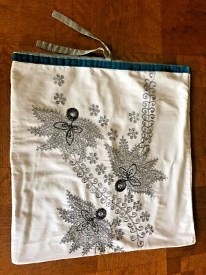 FALSA DE ALMOHADA MICHELE VARIAN 17 X 17 con detalles de seda y terciopelo bordados plateados  Foto 1 de 4