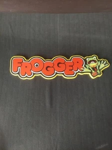 Frogger Videospiel Holz Wandbehang Schild 19,5"x5" Konami - Bild 1 von 10