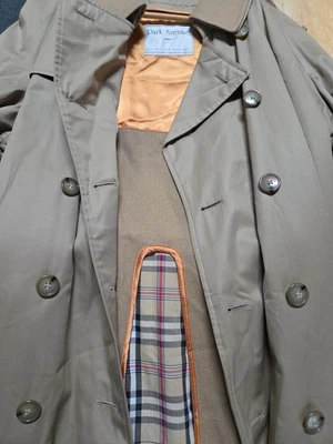 Trench coat Park Avenue All Weather Fashions tamanho 40 cor cáqui básico T22 - Imagem 1 de 4
