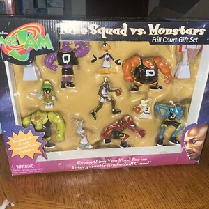 Raro JUEGO DE REGALO DE CORTE COMPLETA SPACE JAM TUNE SQUAD VS MONSTARS MIRANDO MICHAEL JORDAN - Imagen 1 de 8
