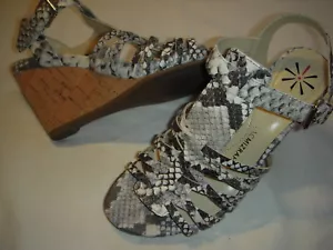 Sandalias para mujer Isaac Mizrahi a fuego lento vivo con tiras de cuero tacón de cuña 10 M serpiente + - Imagen 1 de 3