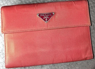Cartera Prada roja a presión usada en excelente estado Foto 1 de 4