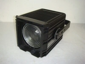 SPOTLIGHT 100 WATT COMPACT FRESNEL LED DMX 12-75 DEG ZOOM SPOTLIGHT - Picture 1 of 11