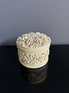 Vintage Bombay Company Poured Candle With Lid 4" X 5" Relief Design - Vanilla - Picture 1 of 5