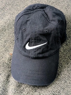 Gorra negra ajustable Nike Center Swoosh Just Do It para niños pequeños talla 2T 3T negra Foto 1 de 4