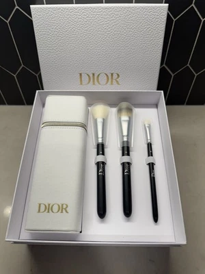 Набор кистей для макияжа DIOR Backstage 3 шт. с белым чехлом — ограниченный выпуск 2025 г. - Изображение 1 из 4