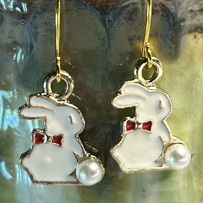 Pendientes colgantes conejo tono dorado con lazo rojo y perlas de vidrio blanco. S911 Foto 1 de 3