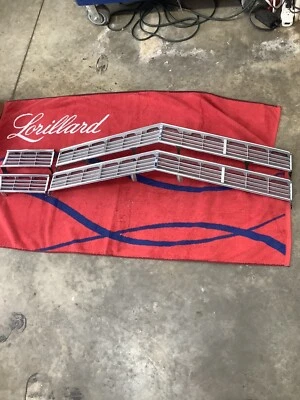 Новая из старых запасов 1967 Ford Galaxie 500XL центральная решетка и правая решетка половина C7AZ-8150-A - Изображение 1 из 4