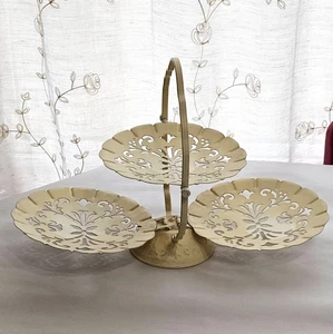 Bandeja para servir 3 niveles de colección crema perforada metal filigrana plegable muestras de bocadillos - Imagen 1 de 10