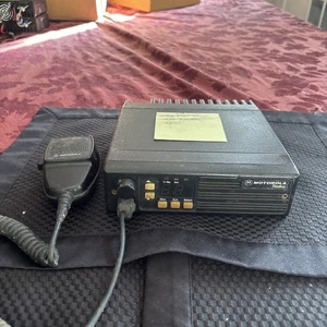 Motorola UHF D34LRA77A5DK Two Way Radio 450-470MHz With Microphone - Picture 1 of 8
