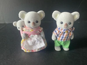 Calico Critters Outback Koala Famiglia con Vestiti Papà Mamma Baby Bro - Foto 1 di 14