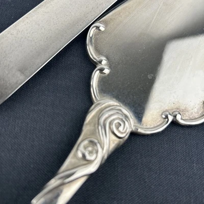 CONJUNTO DE SERVIR BOLO DE CASAMENTO ELEGÂNCIA ETERNA 2 PEÇAS design de coração usado - Imagem 1 de 4