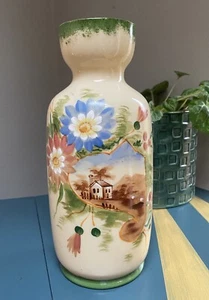 ANTICO VASO VITTORIANO LATTE VETRO OPALINO DIPINTO A MANO FIORI E SCENA ALTO 26 cm - Foto 1 di 15